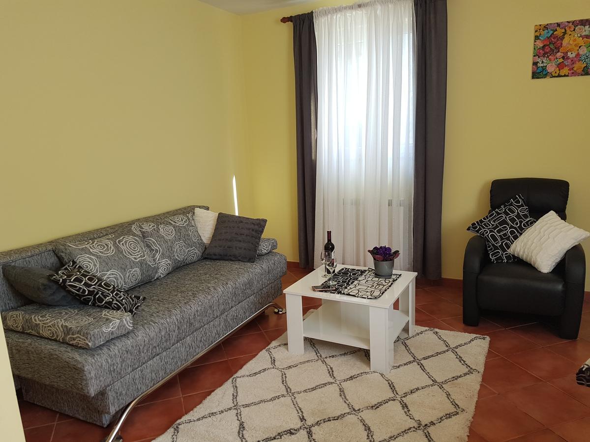 Apartments Ella Rovinj Bagian luar foto