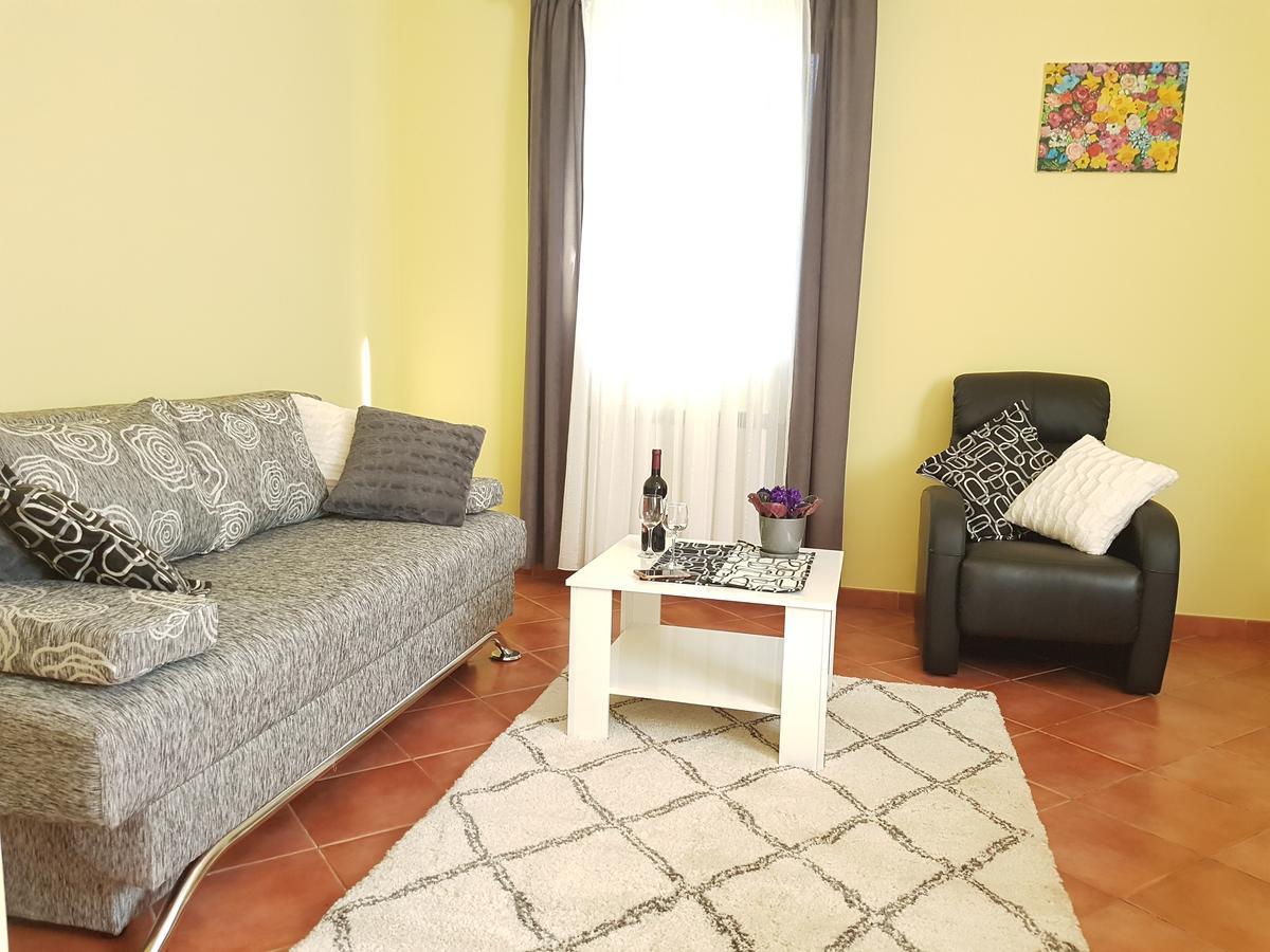 Apartments Ella Rovinj Bagian luar foto