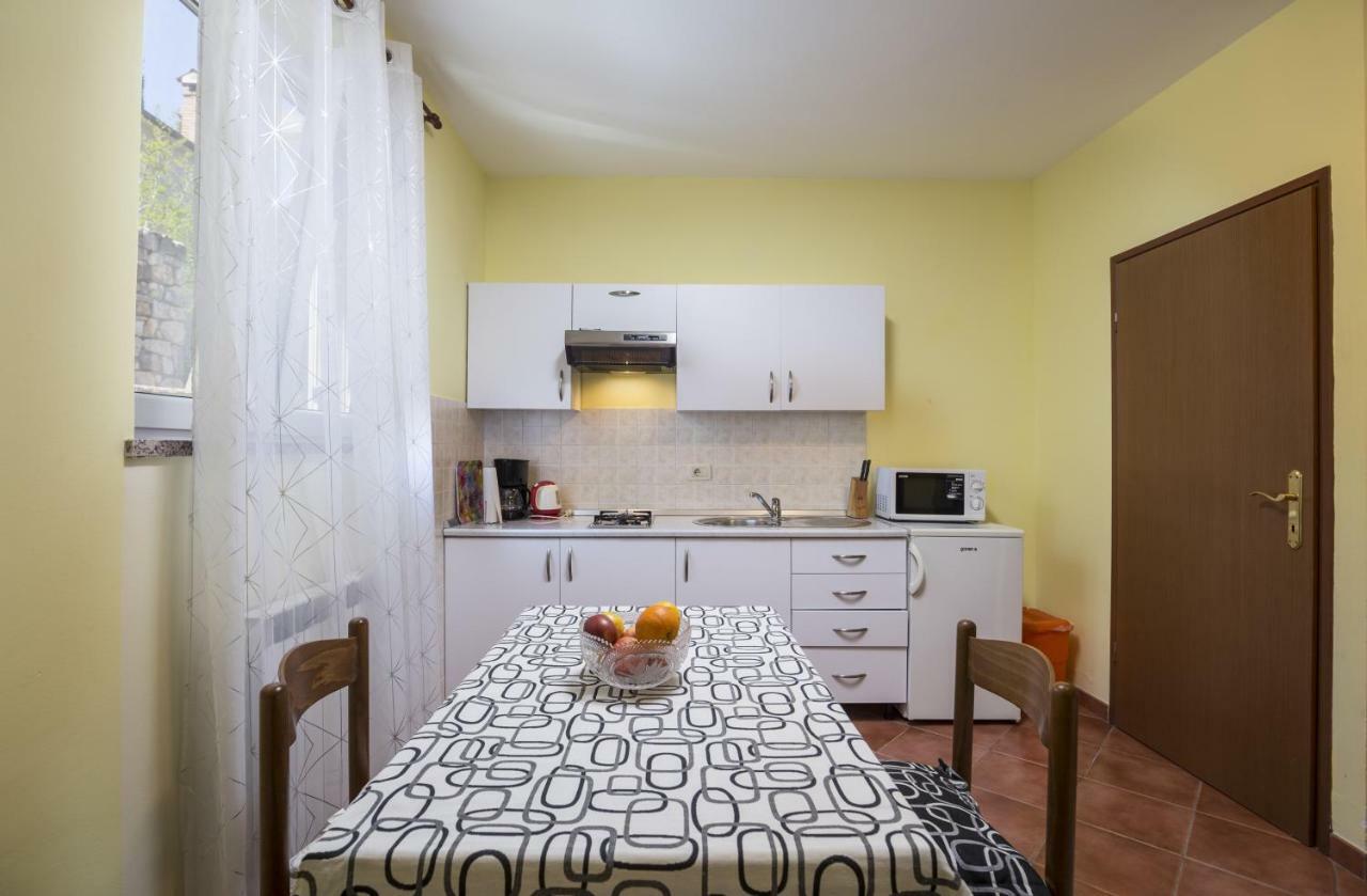 Apartments Ella Rovinj Bagian luar foto