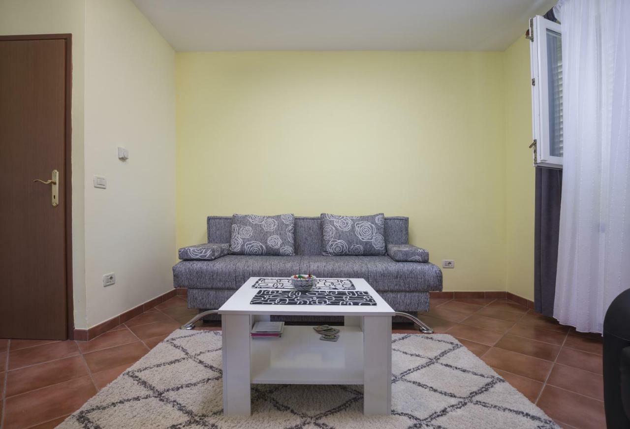 Apartments Ella Rovinj Bagian luar foto