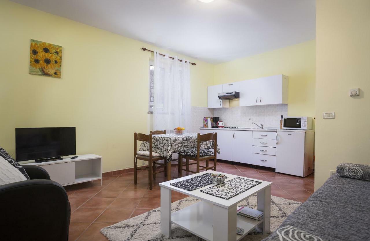 Apartments Ella Rovinj Bagian luar foto