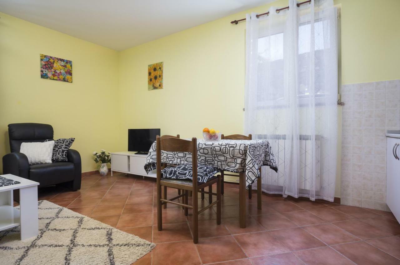 Apartments Ella Rovinj Bagian luar foto