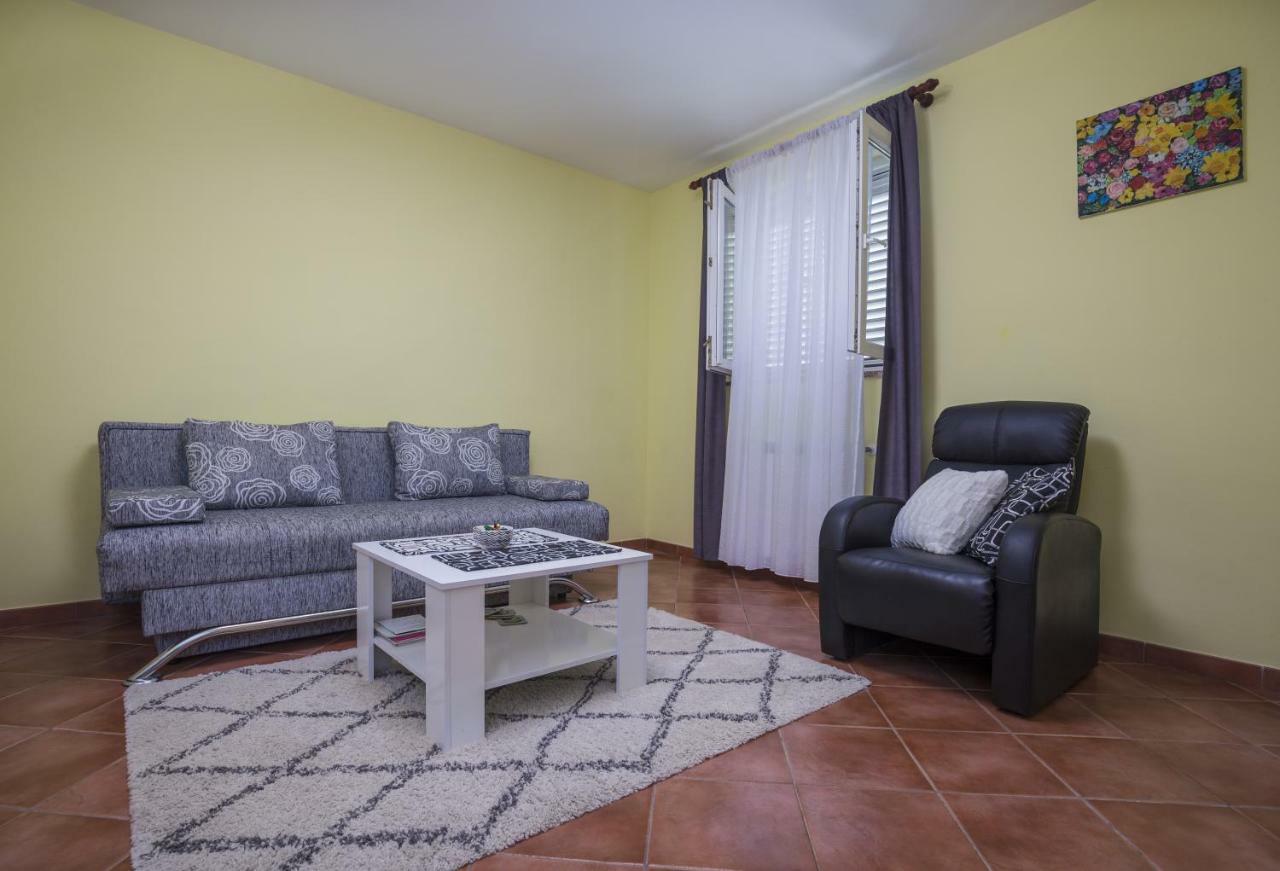 Apartments Ella Rovinj Bagian luar foto