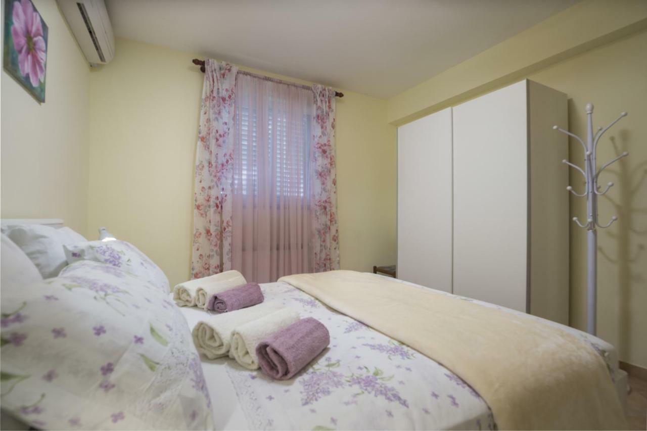 Apartments Ella Rovinj Bagian luar foto
